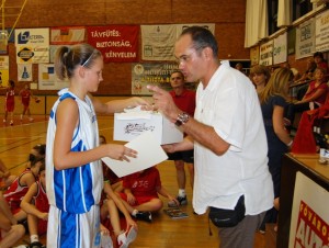 Kisréti Bianka, a serdülők csapatkapitánya Gundel Takács Gábortól vette át az oklevelet