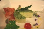 Zöldfűszeres panna cotta marinírozott spárgával, és levegőn szárított sonkával